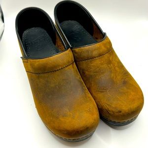 Dansko Women's Size 39 / 8.5  Antique Brown Professional Clogs Oiled